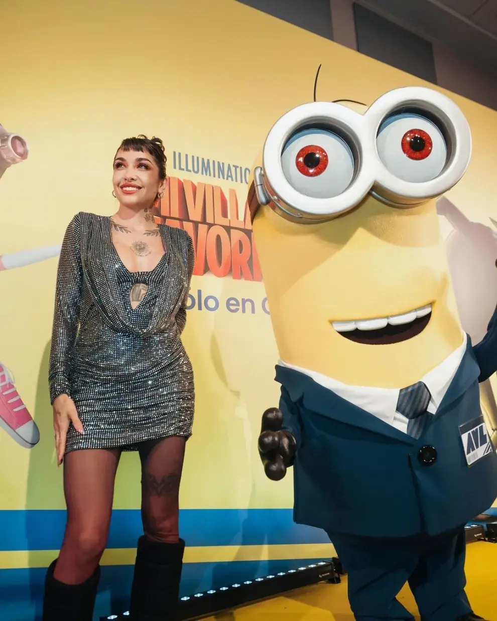 María Becerra junto a un minions en la premiere de Mi villano favorito 4.