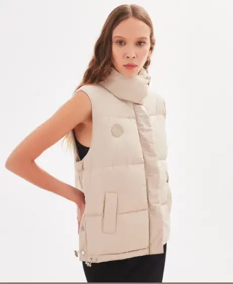 Mujer con chaleco puffer.