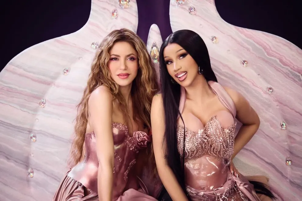 Shakira y Cardi B en el videoclip del tema Puntería.