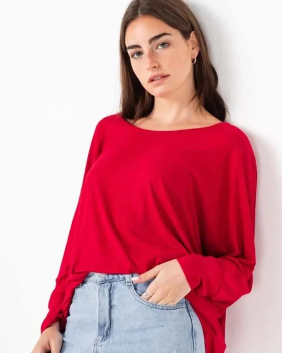 Modelo usando remera roja.