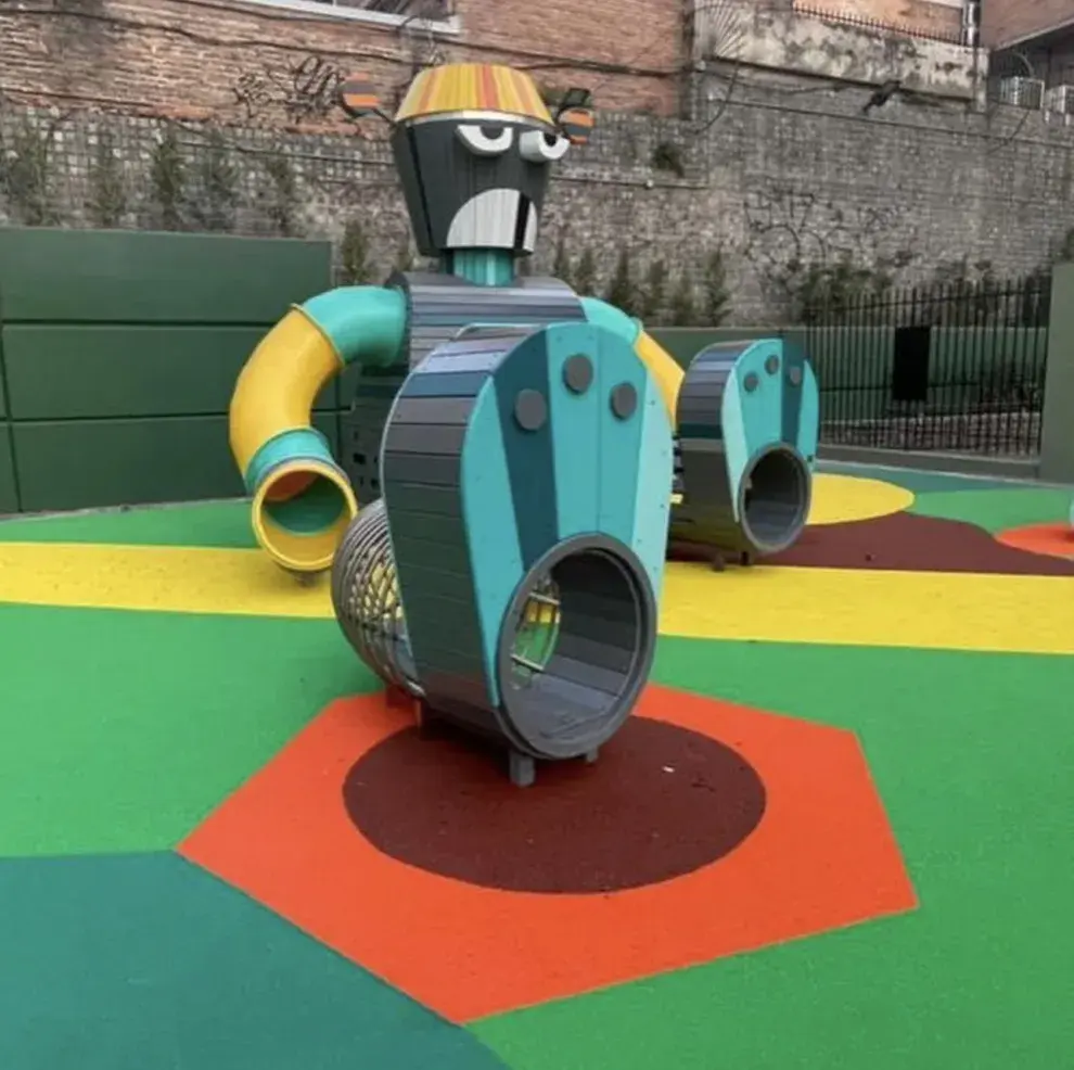 Plaza del robot y la robotina, una de las plazas recomendadas de CABA.