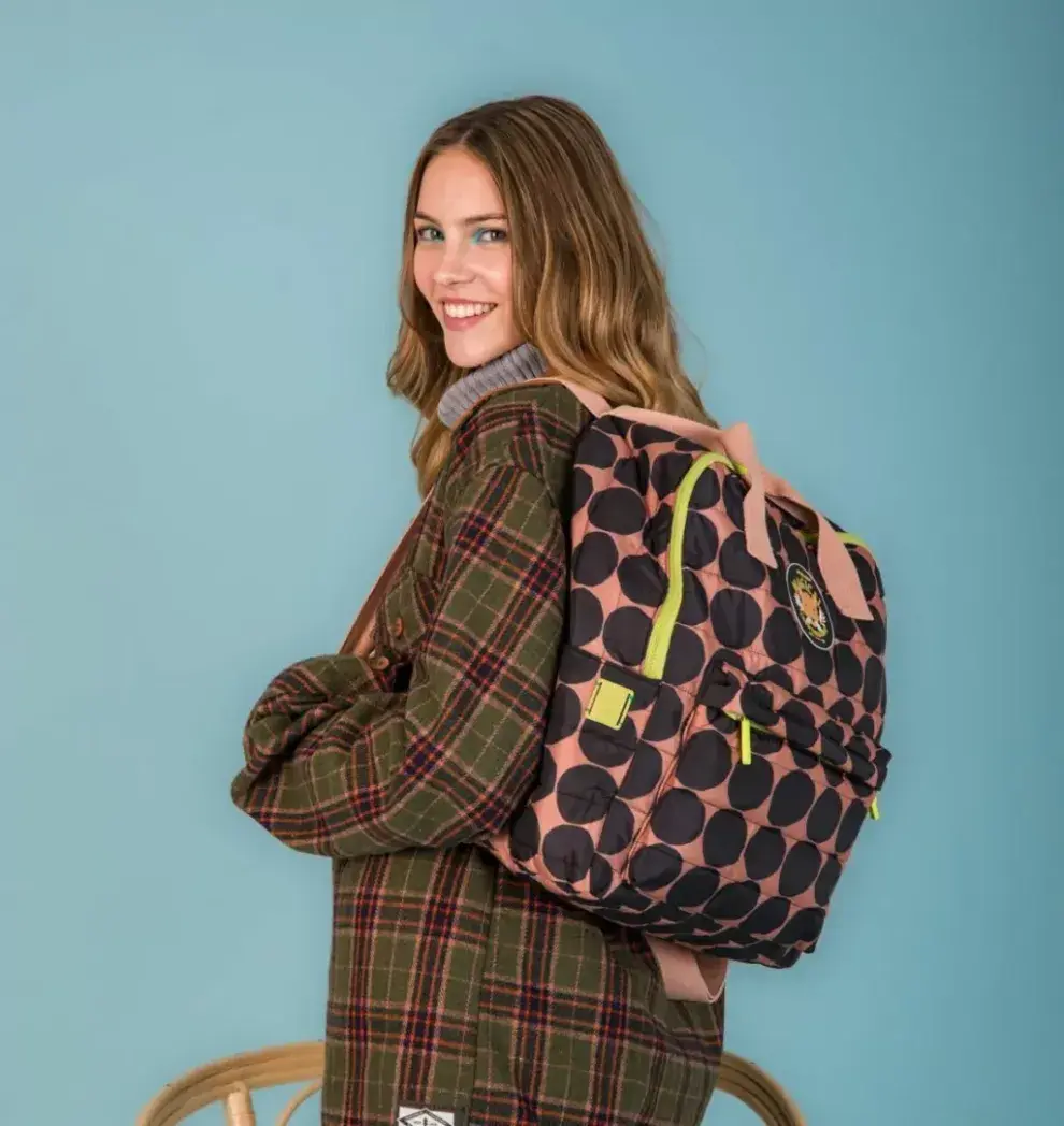 Una modelo mujer usando una mochila.