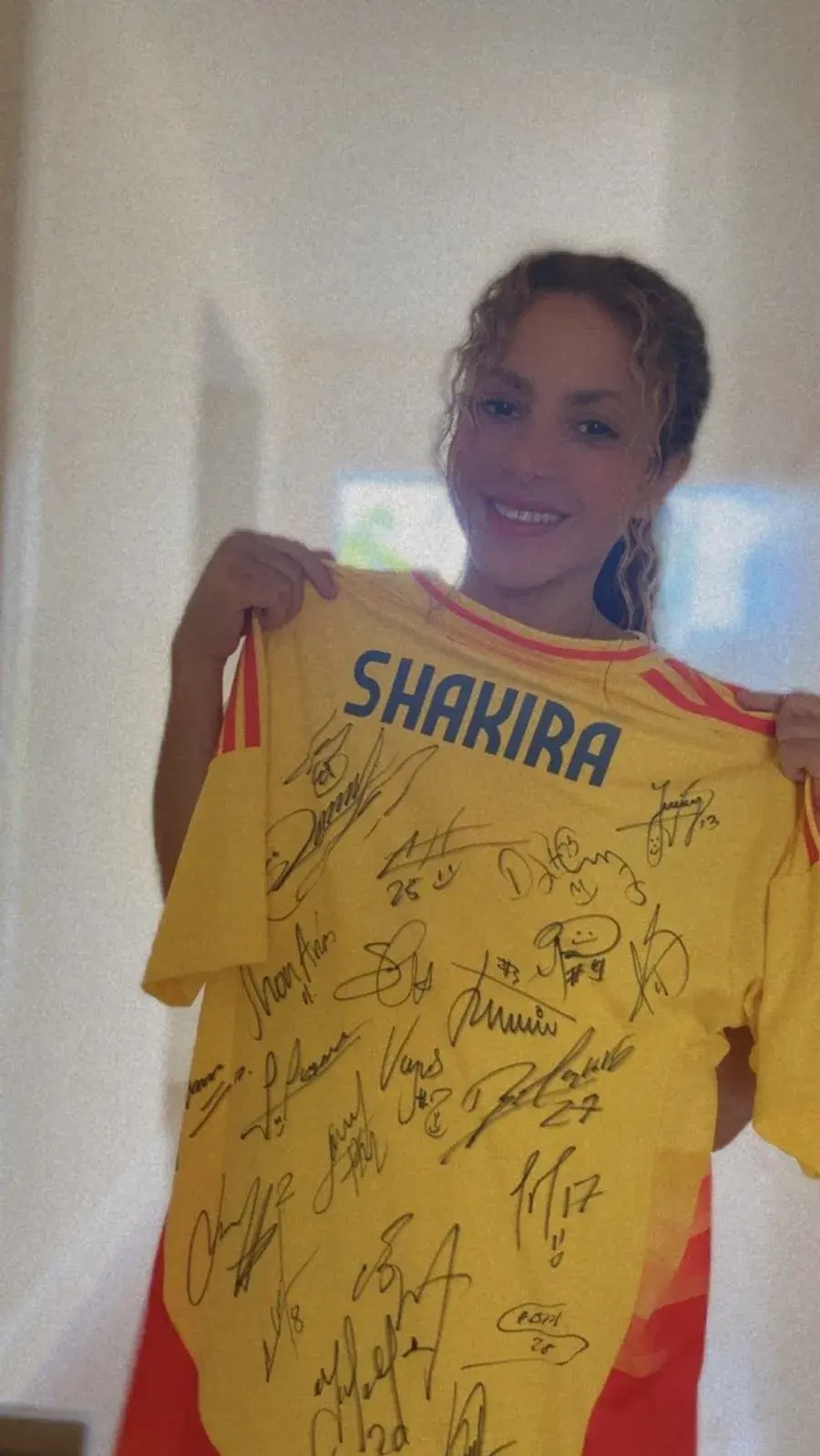 Shakira posando con la camiseta de la Selección de fútbol de Colombia.