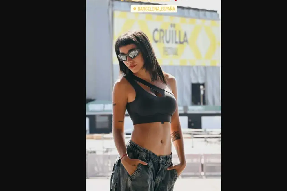 El outfit elegido contaba de un pantalón cargo XL con tiro bien bajo y lo acompañó con un crop top gris de un solo hombro con recortes en el escote