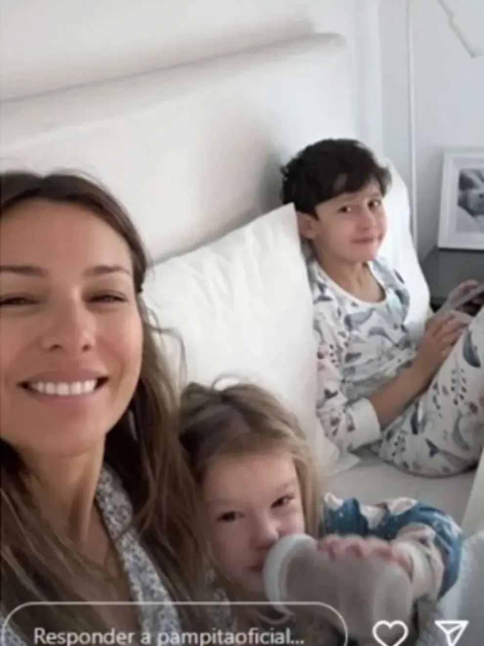 La foto que compartió Pampita desde la cama y con sus hijos.