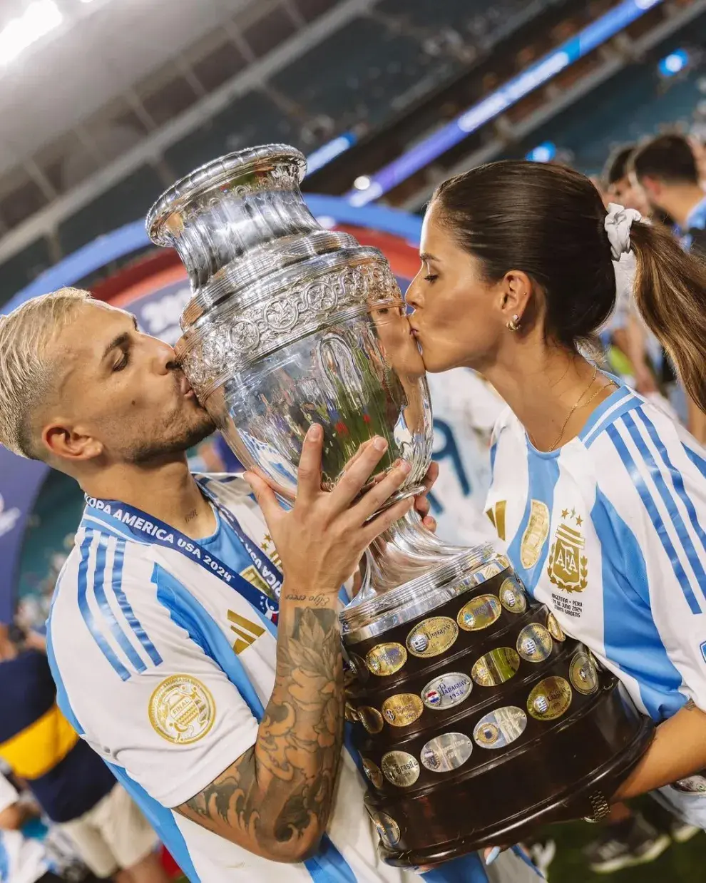 Camila Galante besando la copa con su esposo, Leandro Paredes.