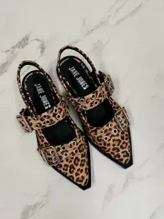 Par de zapatos animal print.