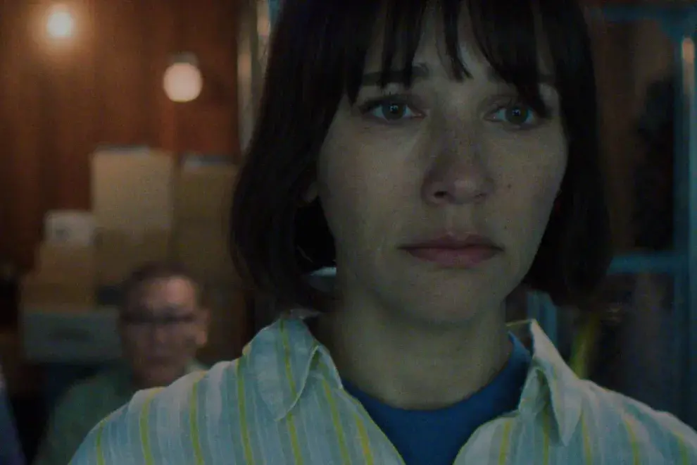 Rashida Jones es Suzie en Sunny, la nueva serie de Apple.