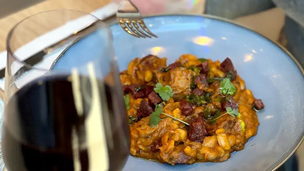 Locro con vino tinto, una combinación que se ofrece por estos días.