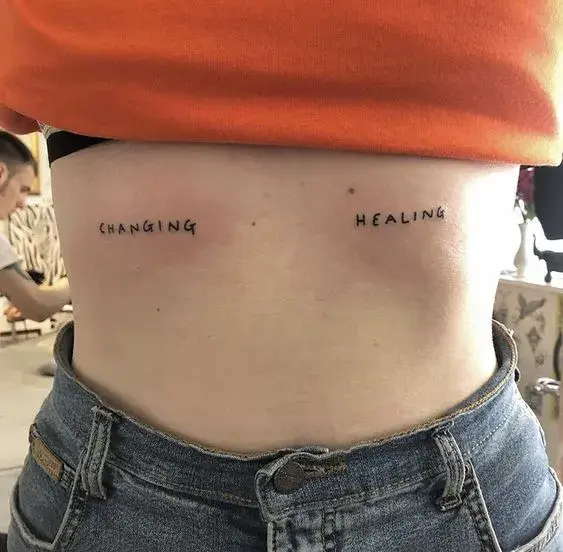 Tatuaje que dice "changing" y "healing"