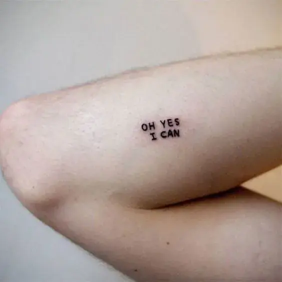 tatuaje de la frase "oh yes i can"