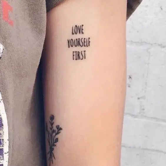 tatuaje que dice "love yourself first"