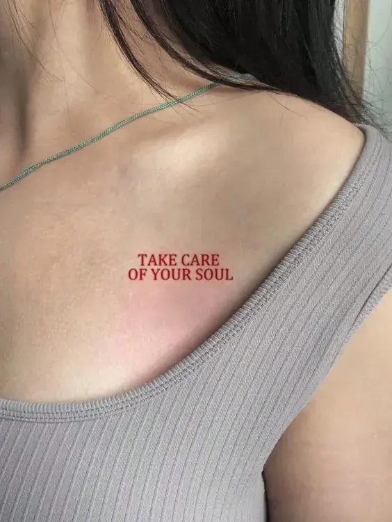 Tatuaje en rojo que leé la frase "cuida tu alma"