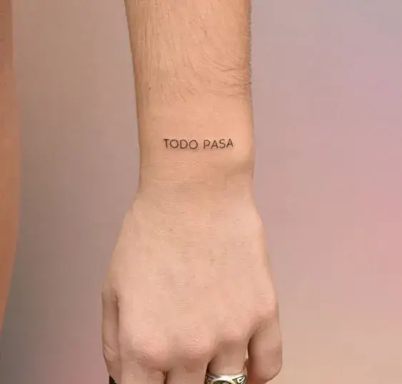 tatuaje de la frase "todo pasa"