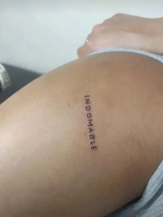 Tatuaje que dice indomable