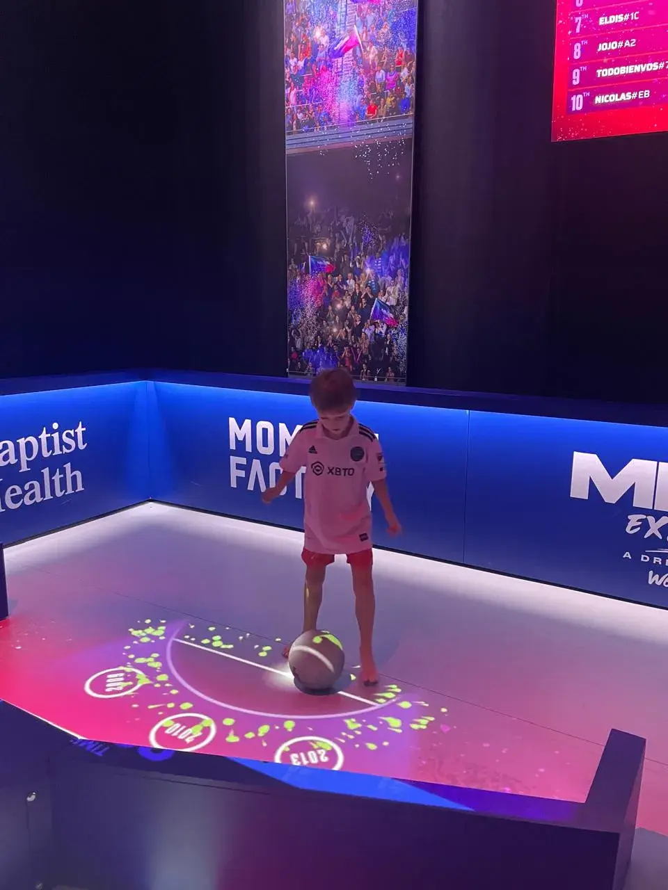 Niño jugando a la trivia en The Messi experiende