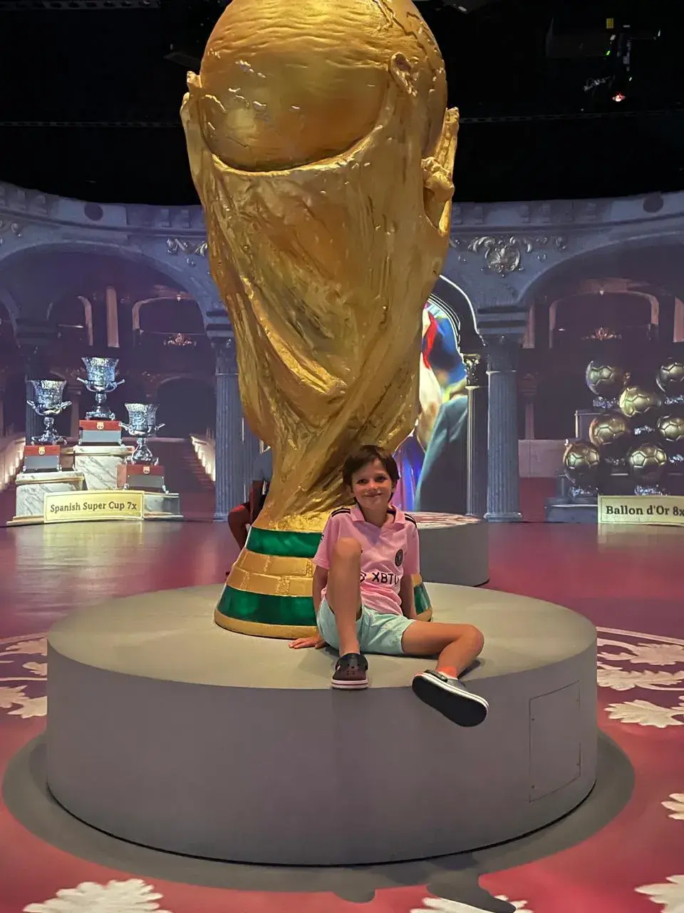 Niño con la réplica de la copa del mundo en The Messi experience