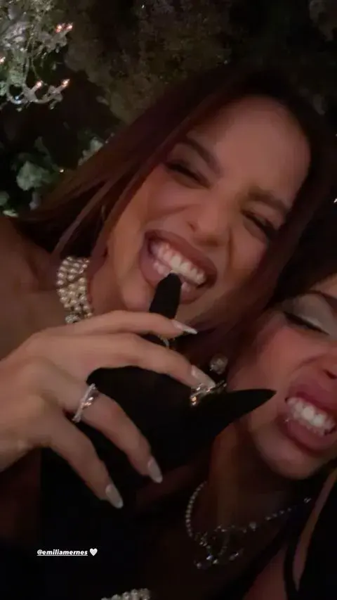 Imagen de Tini Stoessel y Emilia Mernes en el casamiento de Oriana Sabatini y Paulo Dybala.