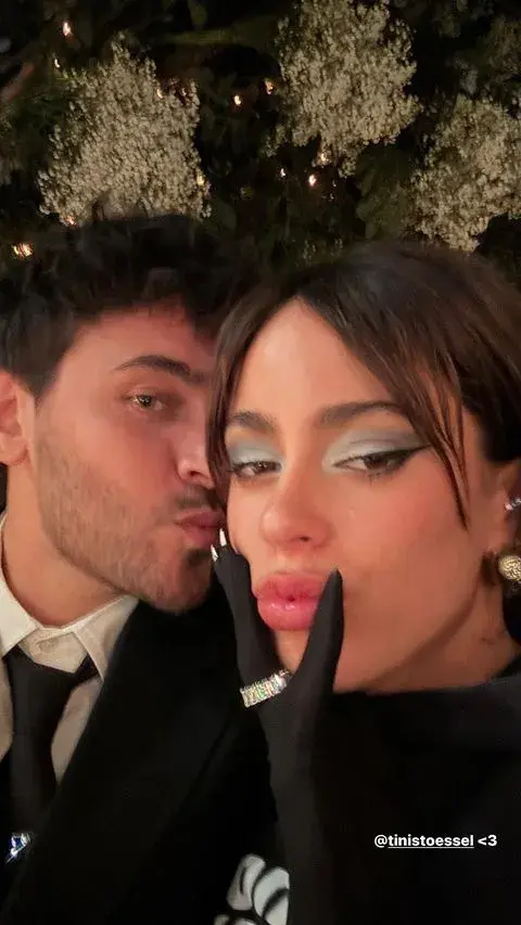 Foto de Tini Stoessel y Lizardo Ponce en el casamiento de Oriana Sabatini y Paulo Dybala.