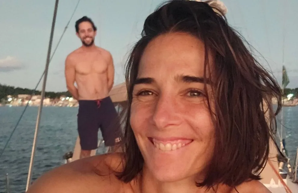 Juana Viale y Yago Lange en la playa.