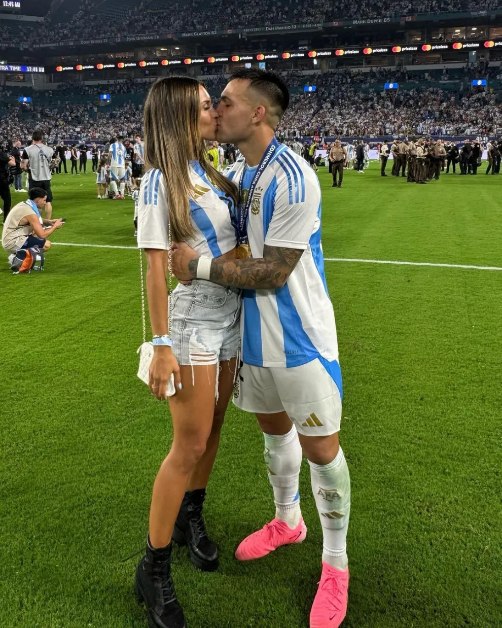 El beso entre Agustina Gandolfo y Lautaro Martínez en la final de la Copa América.