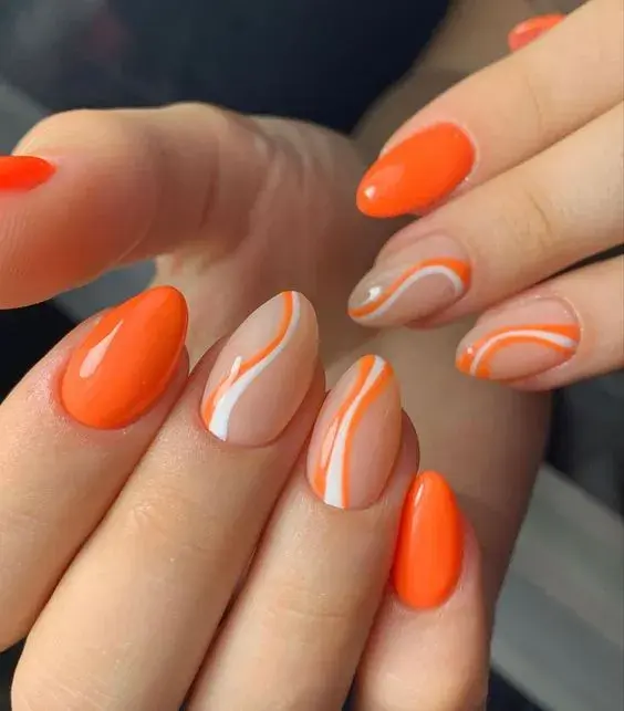 Con curvas y uñas plenas en naranja.