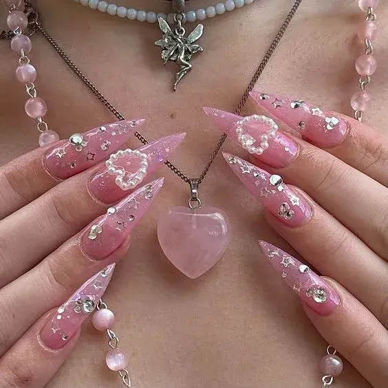 diseño de uñas rosas con apliques