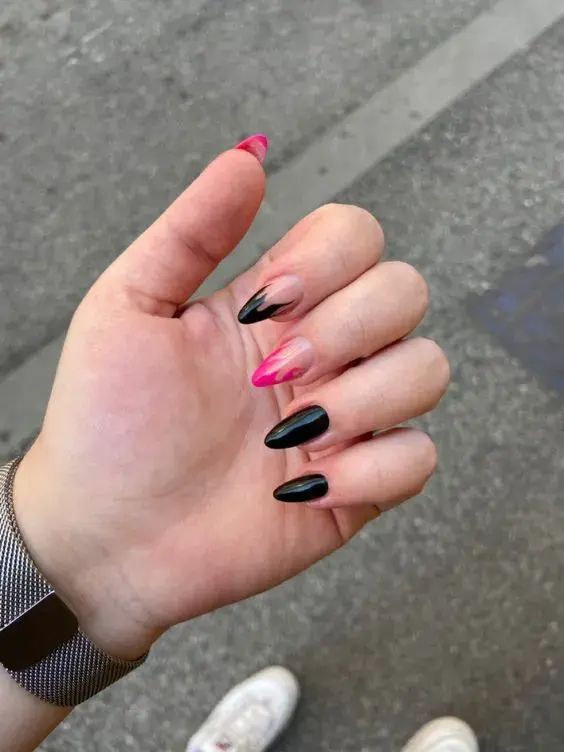 diseño de uñas rosas y negras