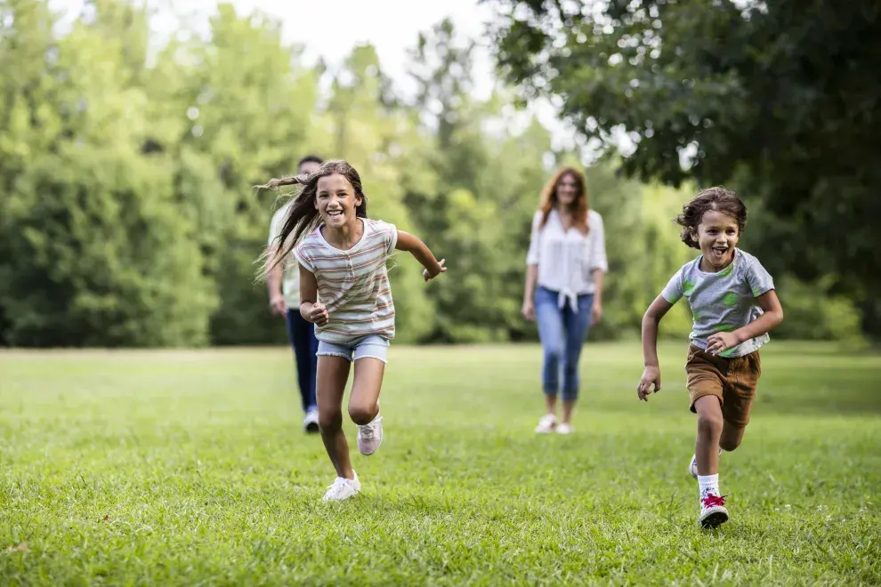 Chicos corriendo al aire libre.