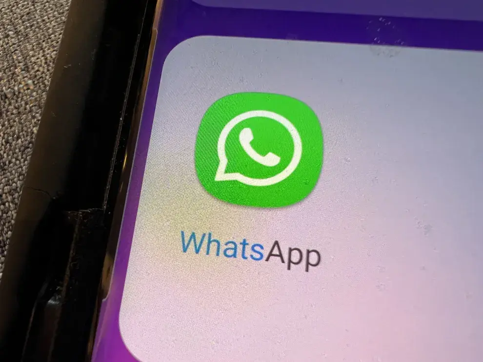 Logo de WhatsApp en un teléfono móvil.