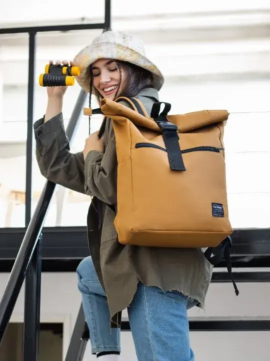 Una modelo mujer con una mochila.