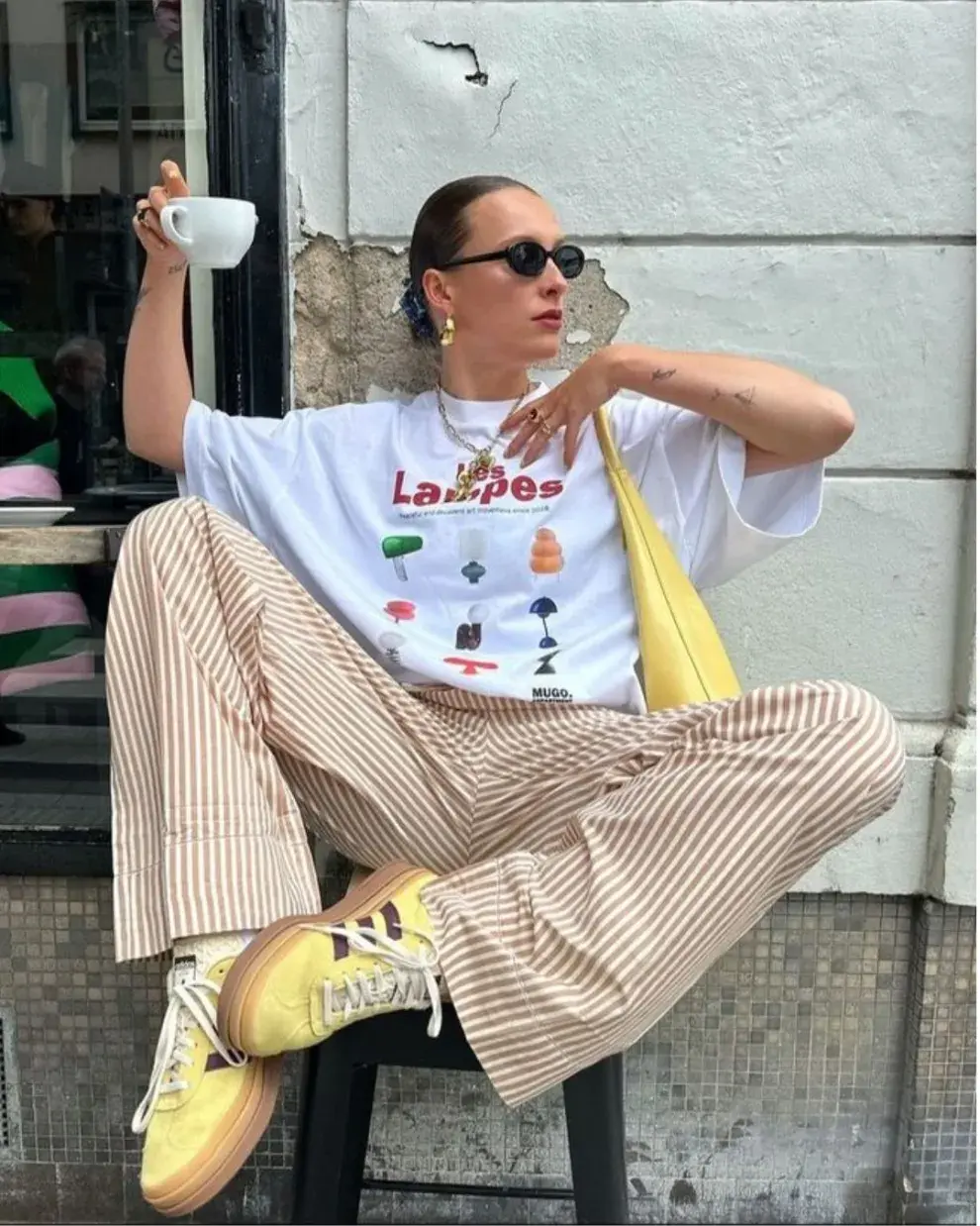 Mujer posando con un café.