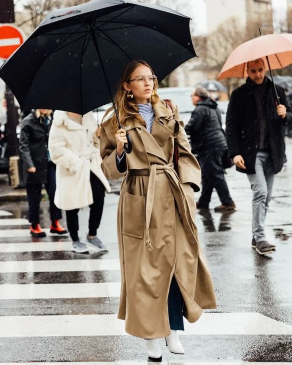 Una mujer en la calle con ropa para un día de lluvia.