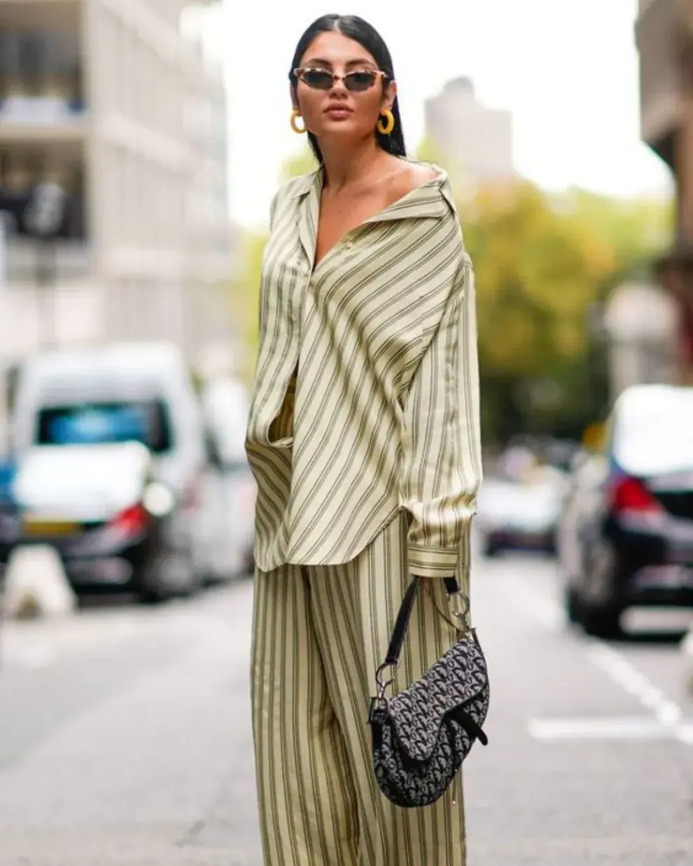 Una mujer en la calle usando pijama.