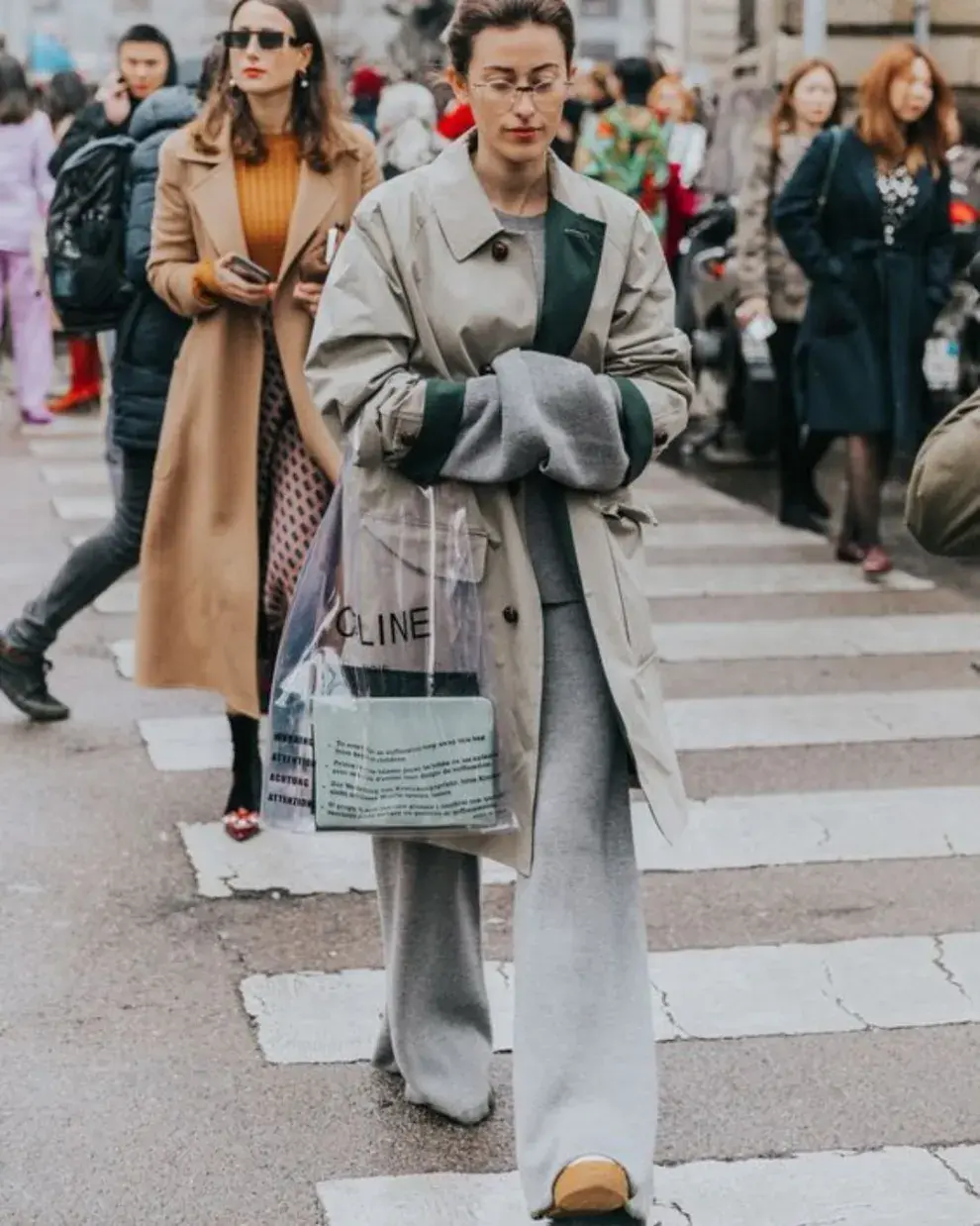 Foto de una mujer en la calle usando anteojos de lectura.