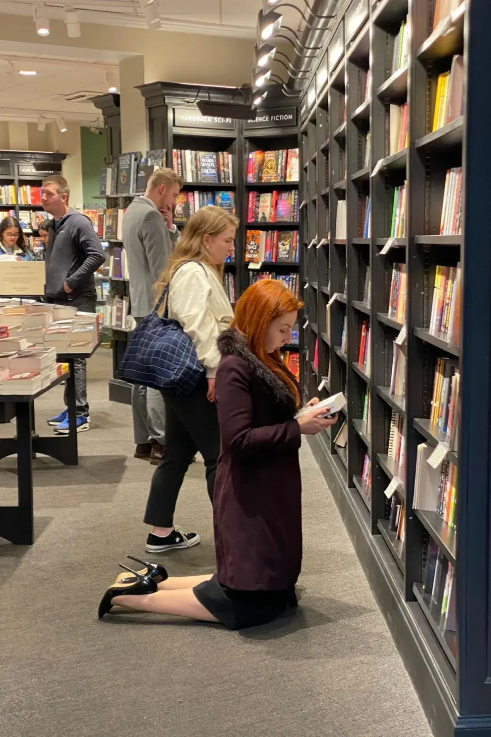 Vale tocar, sacar, leer y pasar horas en la librería, es una tienda de contacto estrecho.