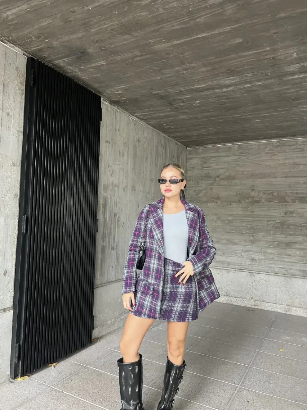 Foto de una modelo mujer usando ropa de Flores.