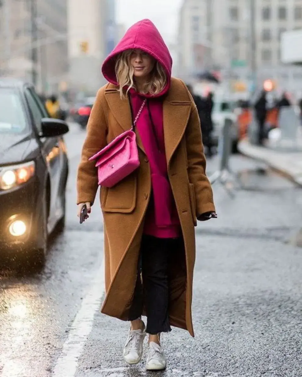 Una mujer en la calle con ropa para un día de lluvia.