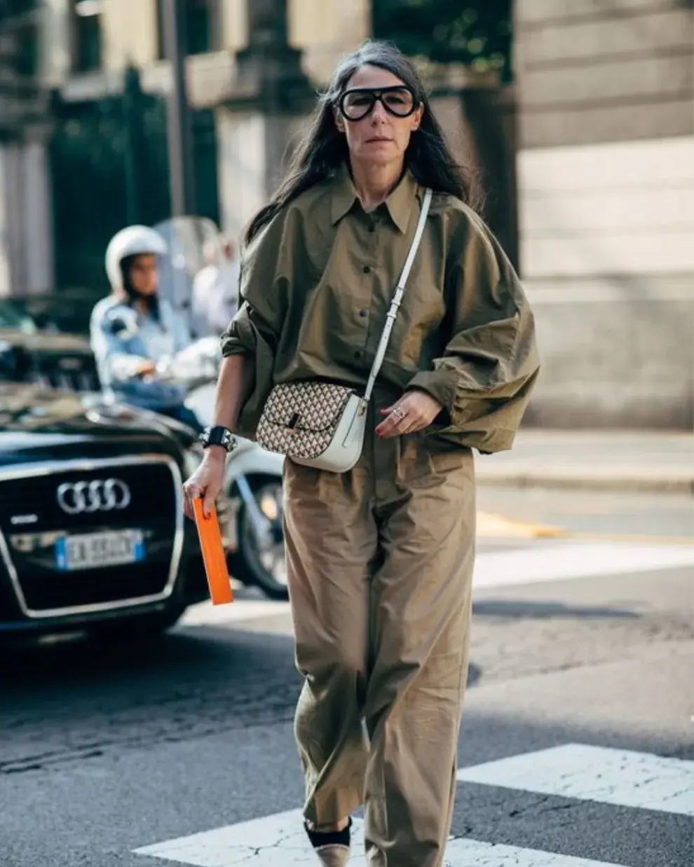 Foto de una mujer en la calle usando anteojos de lectura.