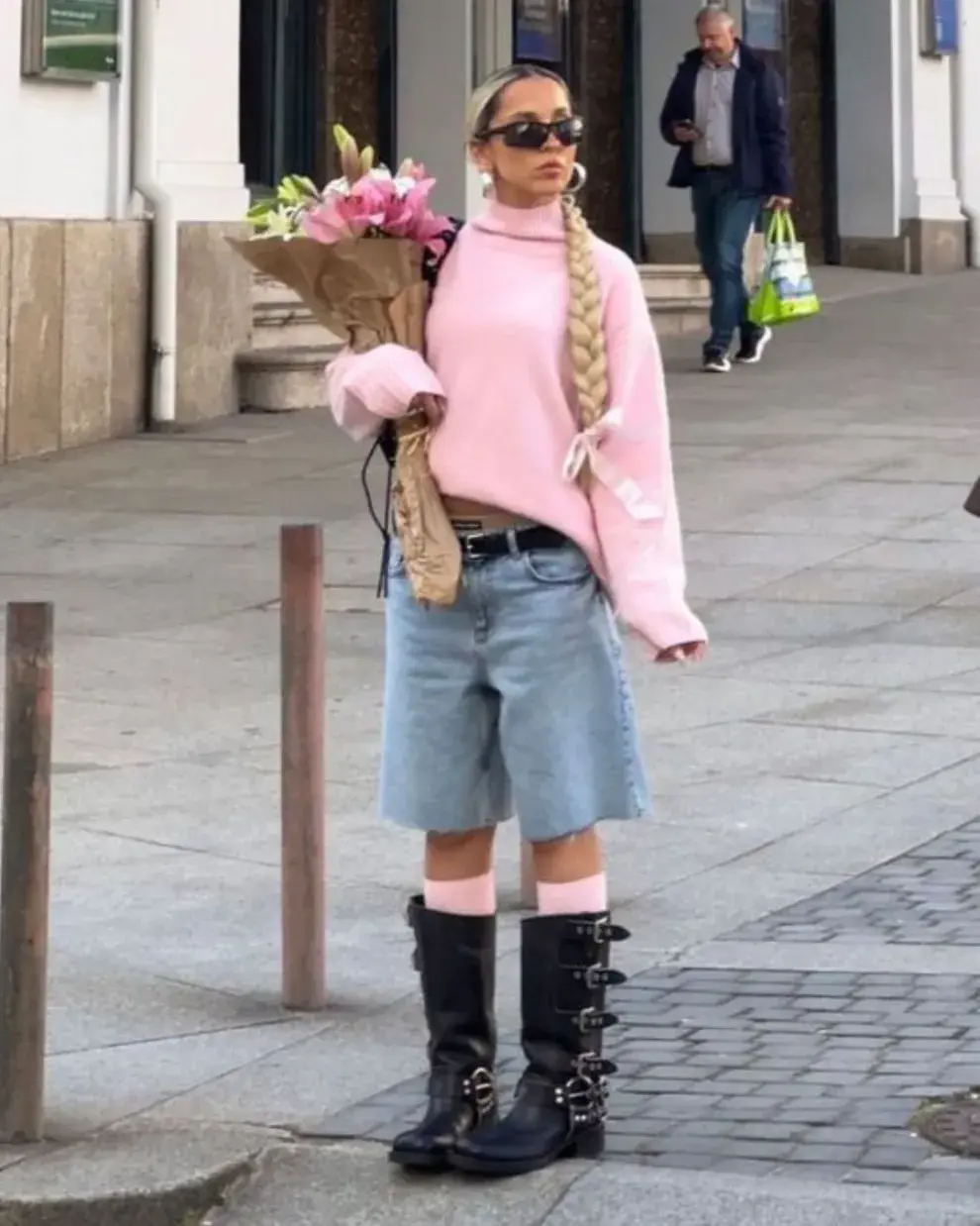 Una mujer en la calle usando botas biker.