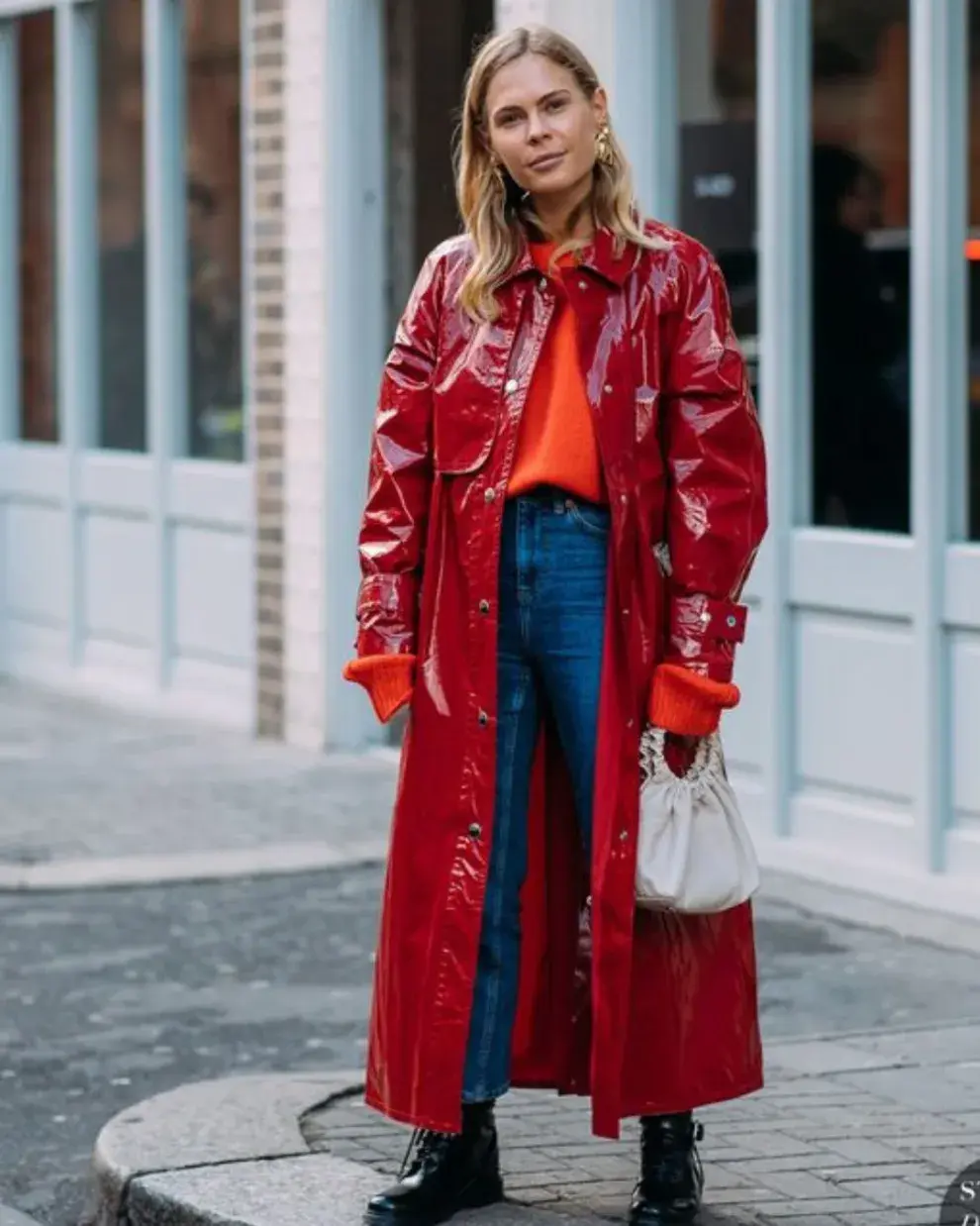 Una mujer en la calle con ropa para un día de lluvia.