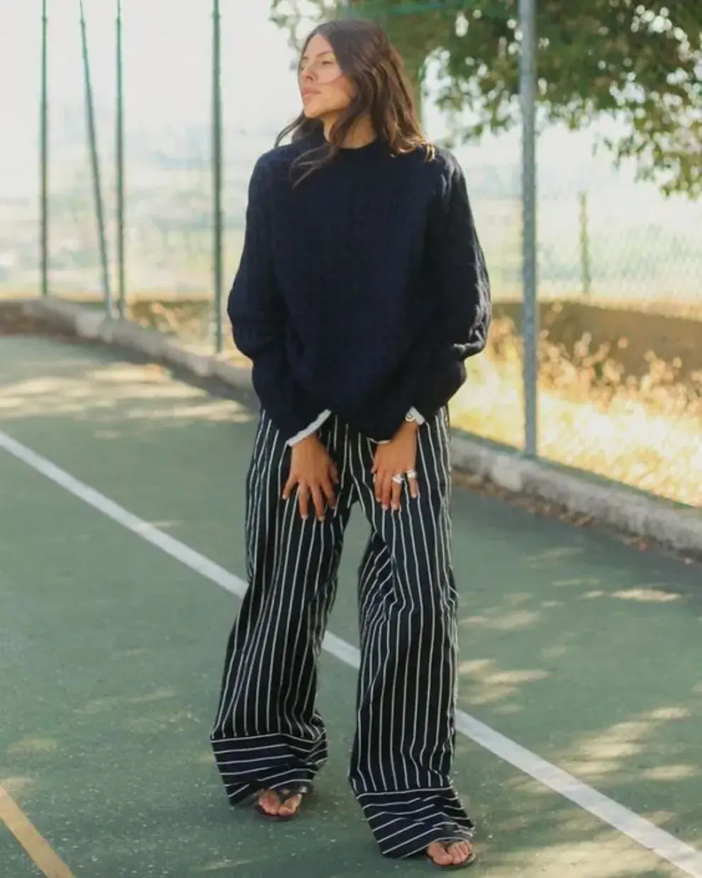 Una mujer usando pijama en la calle.