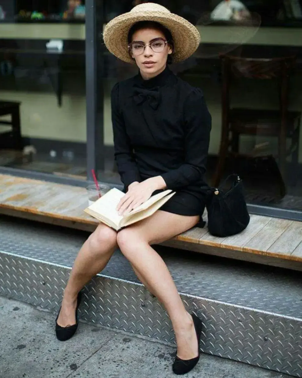 Foto de una mujer en la calle usando anteojos de lectura.