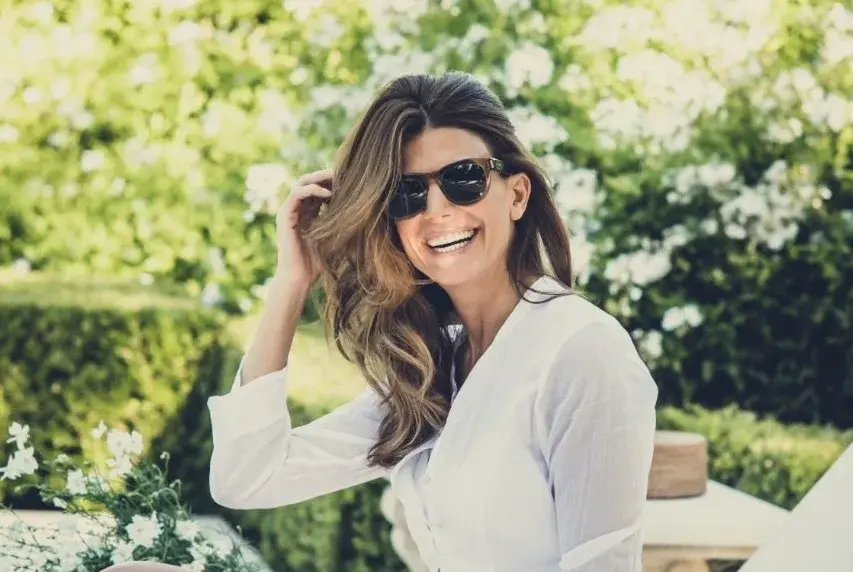 Foto de Juliana Awada al aire libre.