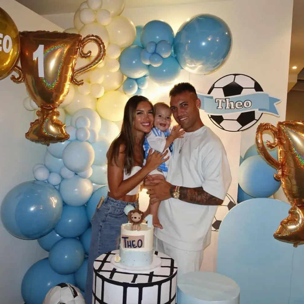 Agustina Gandolfo y Lautaro Martínez en el cumple de Theo.