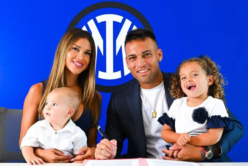 Agustina Gandolfo, Lautaro Martínez, y sus hijos.