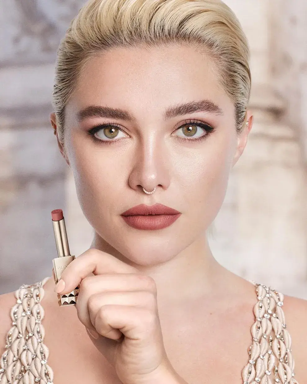 El make up de Florence Pugh para Valentino Beauty.