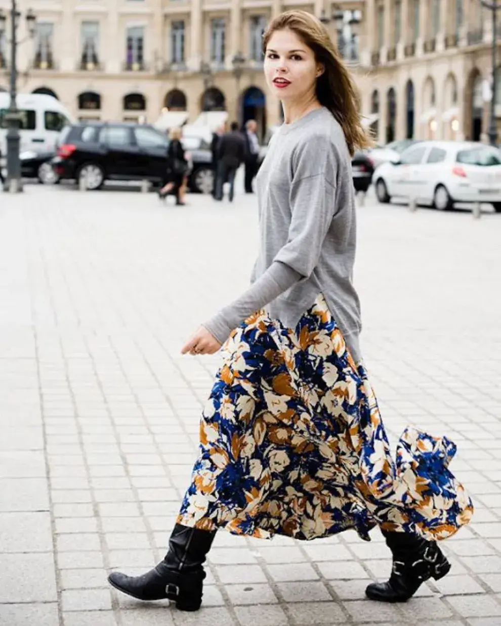 Una mujer en la calle usando botas biker.