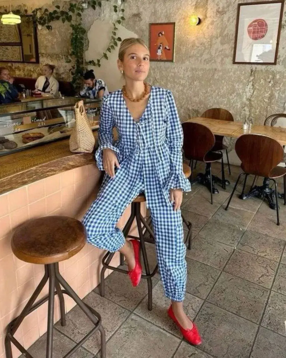 Mujer posando en un restaurante.