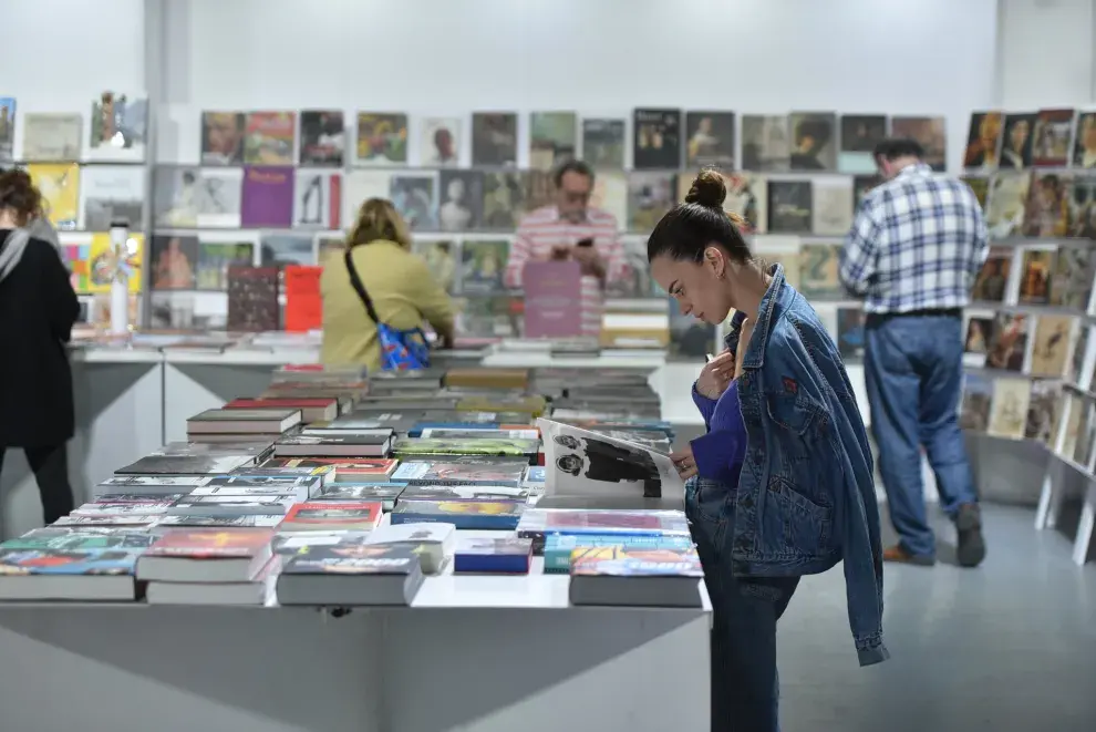 Pasar un buen rato hojeando libros en la Isla de Ediciones, es parte del recorrido de ArteBa.